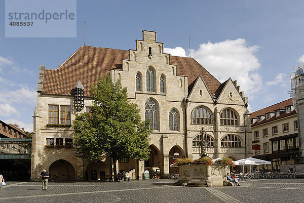 Hildesheim Niedersachsen Deutschland Marktplatz mit dem Rathaus und Rolandsbrunnen