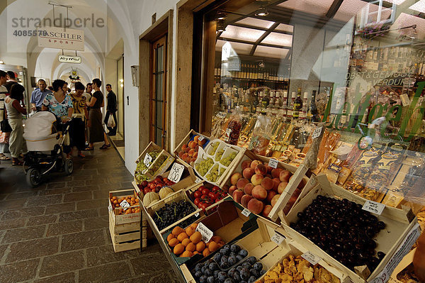 Brixen Bressanone Südtirol Alto Adige Italien Geschäfte Läden shopping unter den Lauben in der Altstadt