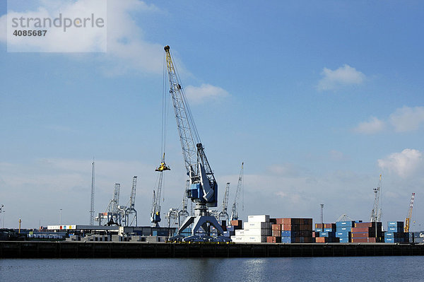 Rotterdam Provinz Süd-Holland Niederlande an einem Seehafen Hafen