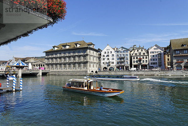 Rathaus und Limmat Quai über der Limmat Zürich Schweiz