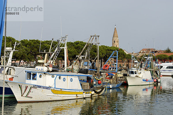 Caorle an der Adria Region Venetien Veneto Italien am Fischerhafen mit dem Kirchturm