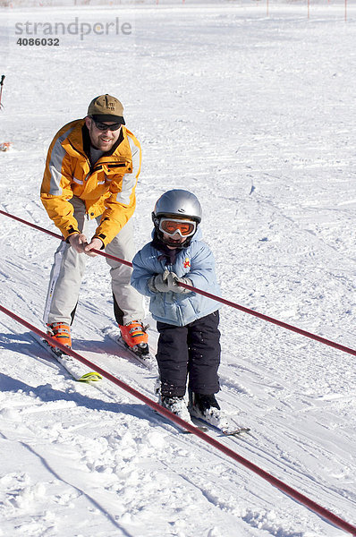 Junge 3 Jahre lernt Skilaufen mit seinem Vater und fäht im Babylift MR