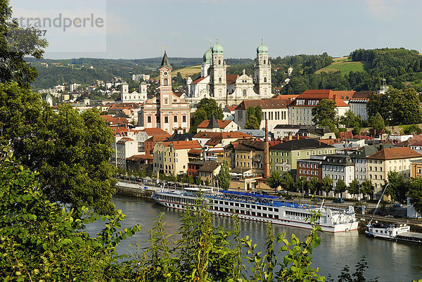 Passau mit dem Dom St. Stephan über der Donau Niederbayern Bayern Deutschland