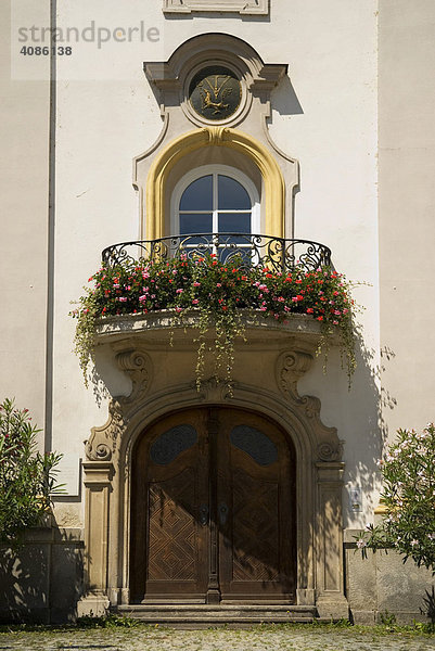Passau Niederbayern Bayern Deutschland Residenzplatz ehemaliges Marschallhaus Fassade von 0903-1906 Eingang