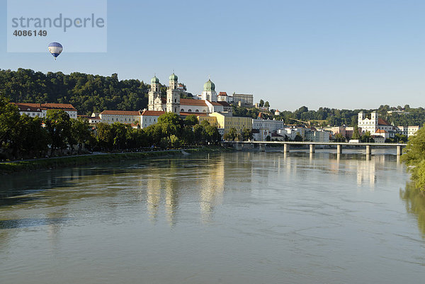 Passau Niederbayern Bayern Deutschland vom Fünferl Steg auf die Altstadt mit dem Dom St. Stephan