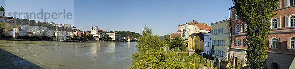 Passau Niederbayern Bayern Deutschland Panoramabild Inn mit Altstadt und Innstadt
