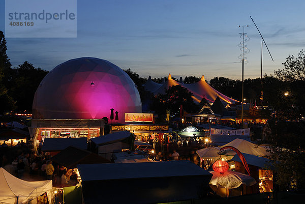 Tollwood Sommerfestival Kulturfestival am Olympiagelände in München Oberbayern Deutschland