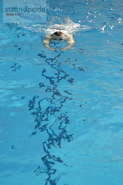 Mann beim Schwimmen im Schwimmbad hallenbad