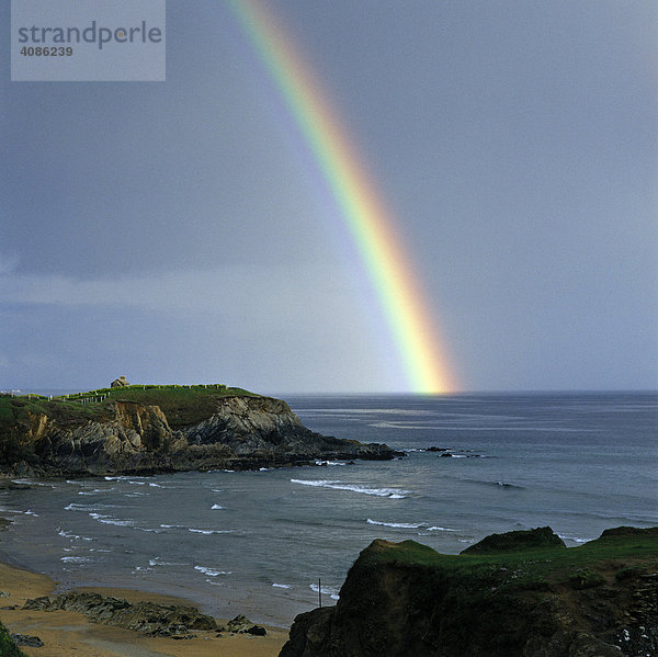 Le Pouldu Deptm. Finistère Frankreich Regenbogen nach einem Gewitter über der Atlantikküste am Mündungstrichter der Laita