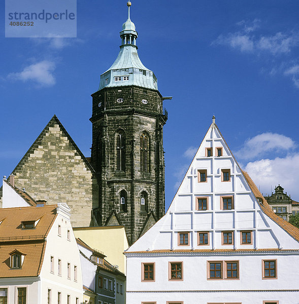Pirna an der Elbe Sachsen Deutschland Rathausplatz mit dem Turm der Stadtkirche St. Marien