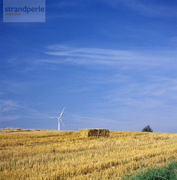 Lobenstein Thüringen Deutschland abgeerntetes Getreidefeld mit Windkraftwerk