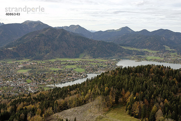 Blick vom Riederstein auf das Tegernseer Tal mit dem Tegernsee Oberbayern Deutschland