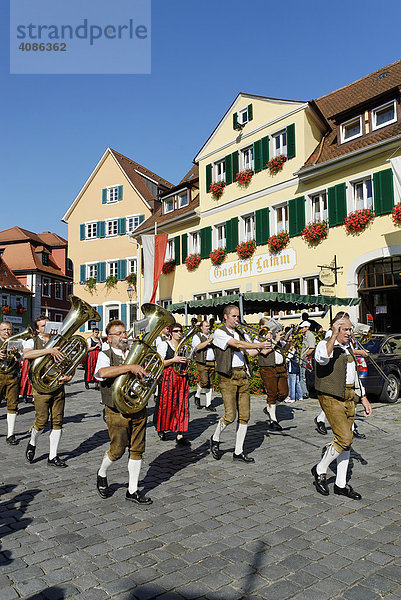 Trachtenumzug zum Volksfest am Marktplatz Feuchtwangen Mittelfranken Bayern Deutschland