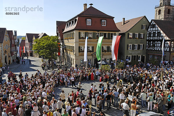 Trachtenumzug zum Volksfest am Marktplatz Feuchtwangen Mittelfranken Bayern Deutschland