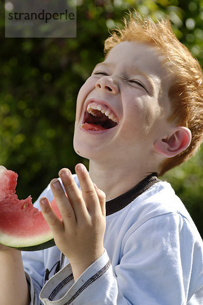Junge isst eine wassermelone