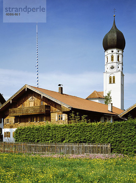Gelting Stadt Geretsried Oberbayern Bayern Deutschland Saliterhof mit der Filialkirche St. Benedikt