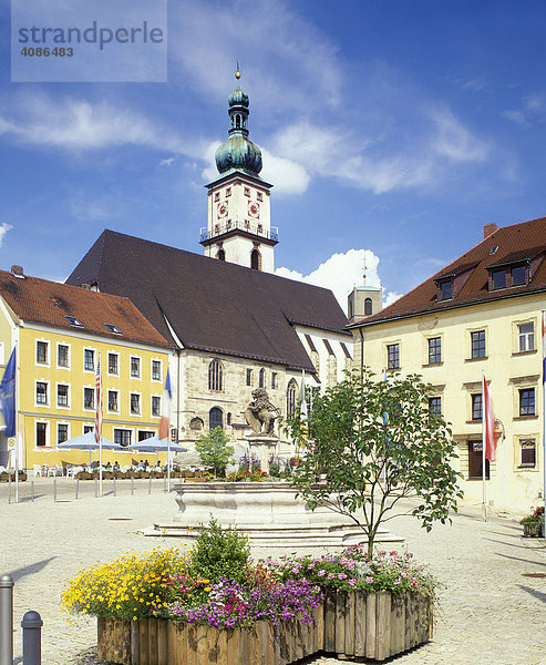 Sulzbach-Rosenberg Oberpfalz Bayern Deutschland Stadtplatz vor Pfarrkirche Mariä Himmelfahrt