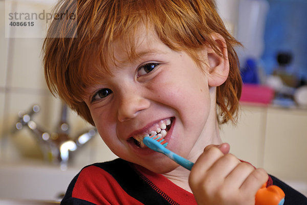 Kind beim selbständigen Zähneputzen