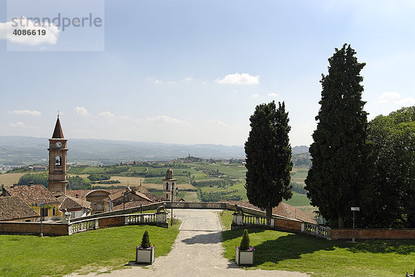 Govone im Roero zwischen Alba und Asti Piemont Piemonte Italien