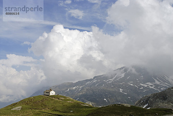 Gran Paradiso Nationalpark zwischen Piemont und Aostatal Italien Grajische Alpen chiesa Kirche Madonna della Neve am Lago di Serru Valle di Locana auf dem Weg zum Colle di Nivolet