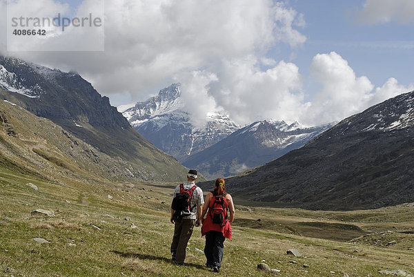 Gran Paradiso Nationalpark zwischen Piemont und Aostatal Italien Grajische Alpen Wanderer auf der Hochebene dem Plan di Nivolet alter Verbindungsweg zum Val Salvaranche