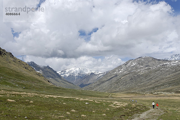 Gran Paradiso Nationalpark zwischen Piemont und Aostatal Italien Grajische Alpen Wanderer auf der Hochebene dem Plan di Nivolet alter verbindungsweg zum Val Salvaranche