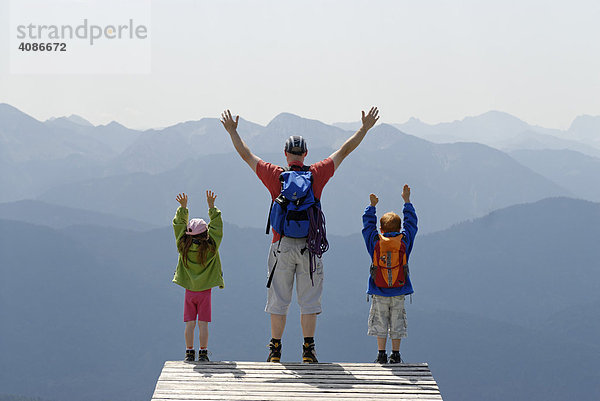 Freiheit am Berg Familie beim bergsteigen