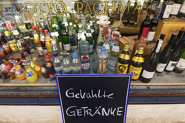Spritiuosen und Getränke Getraenke im Schaufenster Schwabing Theresienstrasse Muenchen Bayern Deutschland