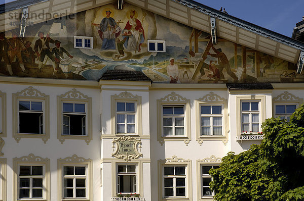 Lüftlmalerei Lueftlmalerei Fassadenmalerei Giebelhaus Bad Toelz Bad Tölz Bayern Oberbayern Deutschland