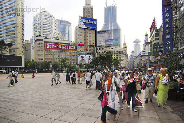 Touristen in der Haupteinkaufsstraße (Nanjing Donglu) in Shanghai  China