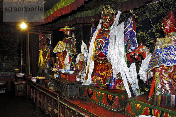 Kultfiguren im Trundruk Tempel nahe Lhasa  Tibet  Asien