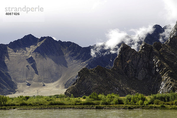 Berglandschaft mit Brahmaputra Fluss  Lhasa  Tibet  Asien