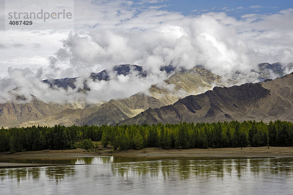 Berglandschaft mit Brahmaputra Fluss  Lhasa  Tibet  Asien