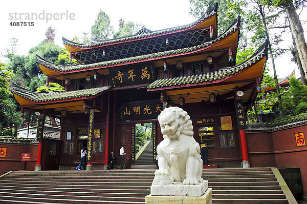 Tor am Mount Emei bei Chengdu  China  Asien