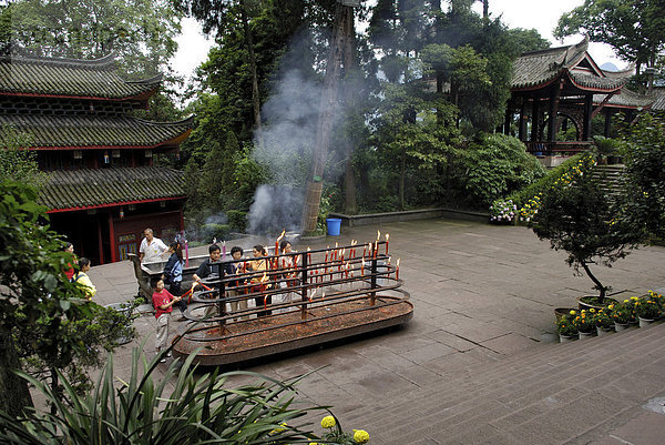 Gläubige spenden Opferkerzen im Wannian Kloster auf dem Mount Emei bei Chengdu  China  Asien