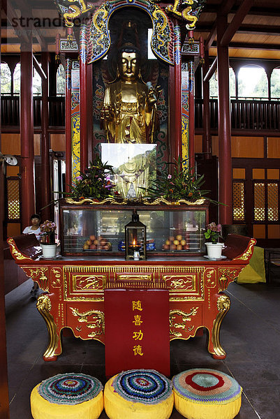Buddhafigur im Wannian Kloster auf dem Mount Emei bei Chengdu  China  Asien