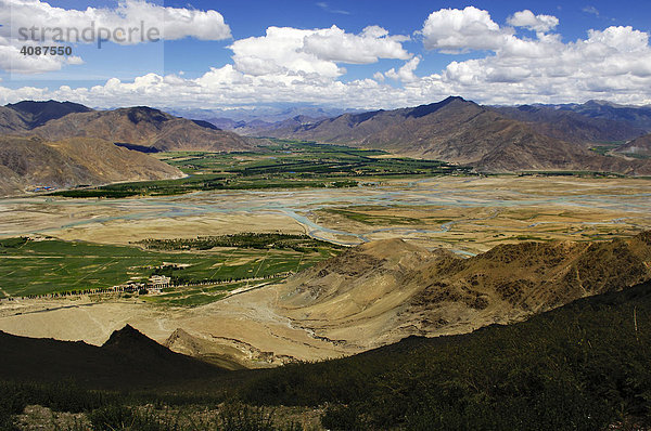 Blick auf das Bramaputra (Yarlung Tsangpo) Tal vom Kloster Ganden aus (4300 m) bei Lhasa  Tibet