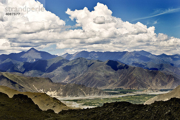 Blick auf das Bramaputra (Yarlung Tsangpo) Tal vom Kloster Ganden aus (4300 m) bei Lhasa  Tibet