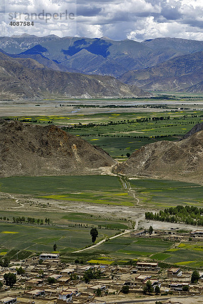 Blick auf das Bramaputra (Yarlung Tsangpo) Tal vom Kloster Ganden aus (4300 m) bei Lhasa  Tibet