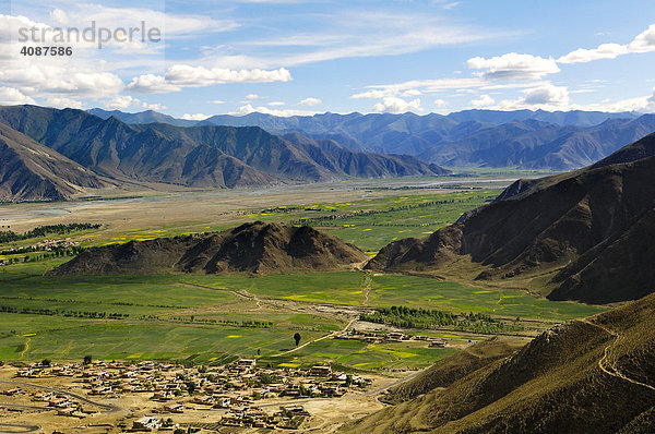 Blick auf das Bramaputra (Yarlung Tsangpo) Tal vom Kloster Ganden aus (4300 m) bei Lhasa  Tibet