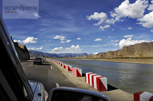 Fahrt Nähe Flughafen Lhasa entlang dem Brahmaputra Fluss  Tibet