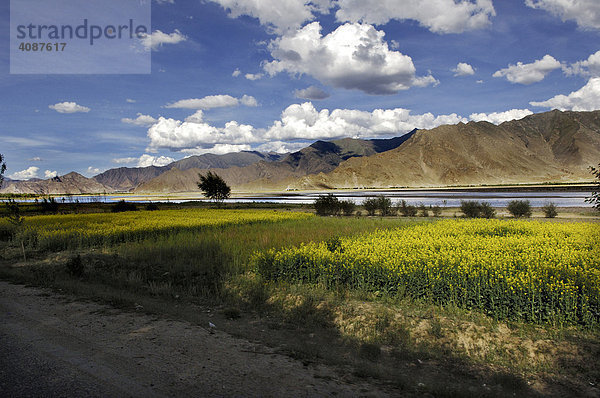 Fahrt Nähe Flughafen Lhasa entlang dem Brahmaputra Fluss  Tibet