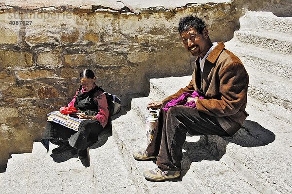 Pilgerpaar im Drepung Kloster (Gelbmützenkloster) nahe Lhasa  Tibet