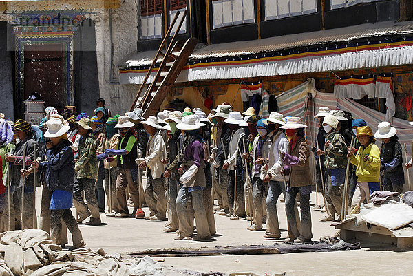 Junge Mädchen stampfen den neuen Boden fest  der Potala (Detail) in Lhasa  Tibet