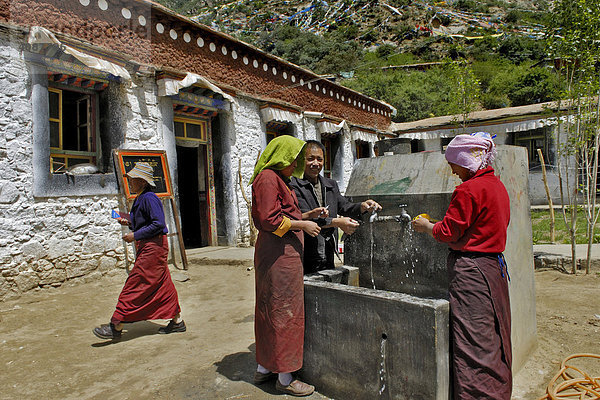 Brunnen im Nonnenkloster Sangngag Simkyil bei Tsethang nahe Lhasa  Tibet  Asien