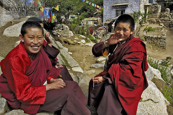 Nonnen  Chim-puk Hermitage bei Tsethang nahe Lhasa  Tibet  Asien