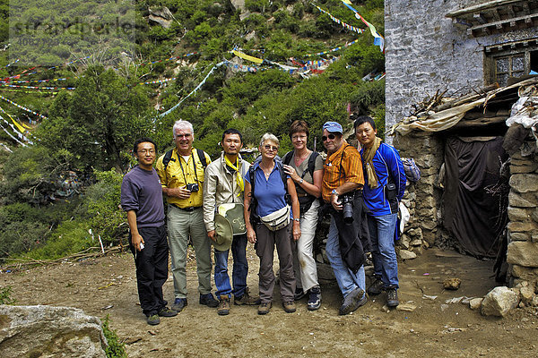 Chinesische  holländische und deutsche Touristen  Chim-puk Hermitage bei Tsethang nahe Lhasa  Tibet  Asien