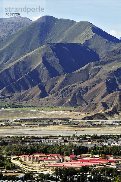 Blick vom Potala auf Neubaugebiet in Lhasa  Tibet  Asien