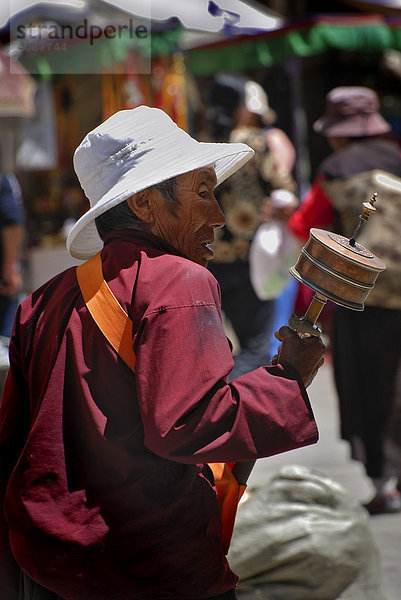 Alte Frau mit Gebetsmühle auf dem Barkhor  Lhasa  Tibet  Asien