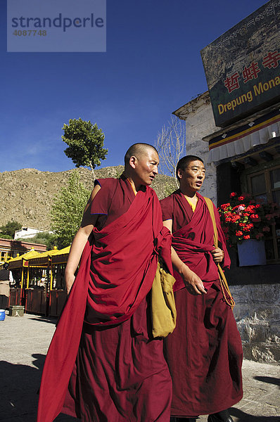 Zwei Mönche beim Drepung Kloster nahe Lhasa  Tibet  Asien